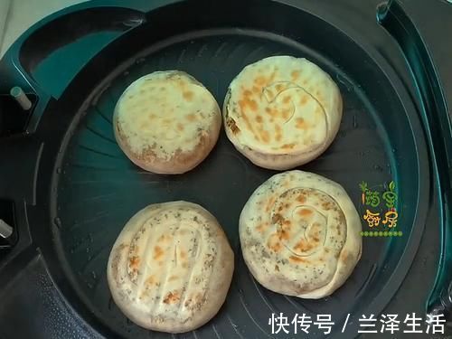 电饼铛|冬季试试这小吃，外皮酥香掉渣，内里多层料足，咬一口满嘴香