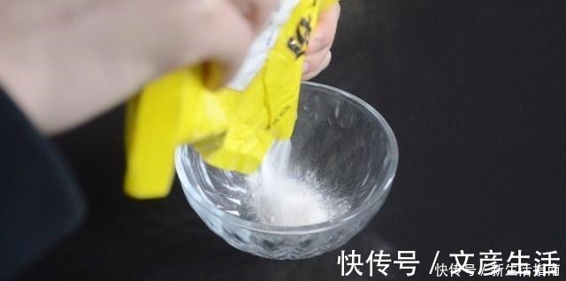 油垢|厨房瓷砖上满是油垢教你一招,不用一滴水,瓷砖立马光亮如新!