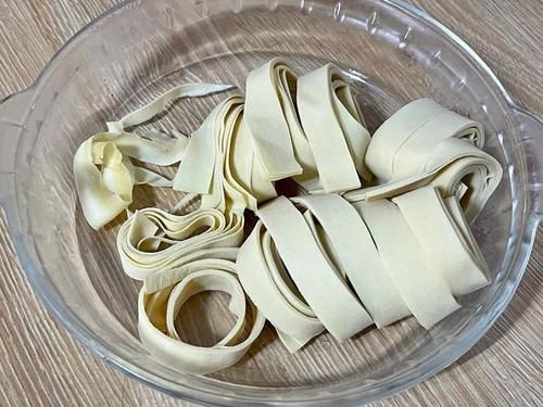粉条|干豆腐别再炒着吃了，加一把粉条，香辣好吃，汤汁浓郁，没肉也香