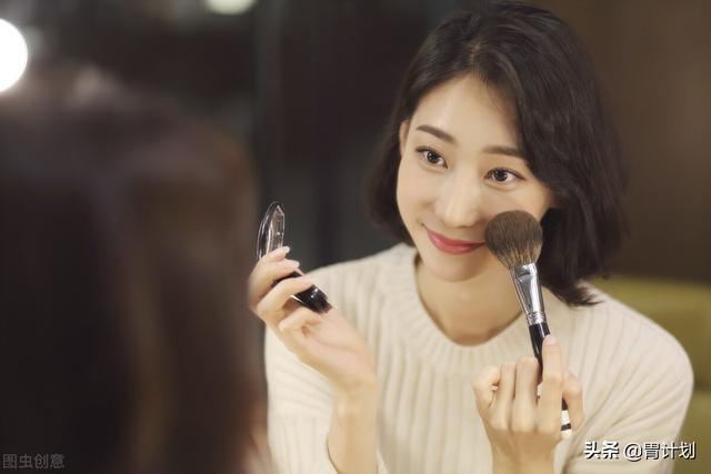 散粉|女人再忙也要记住:出门化淡妆!教你7个正确步骤,简单又好看