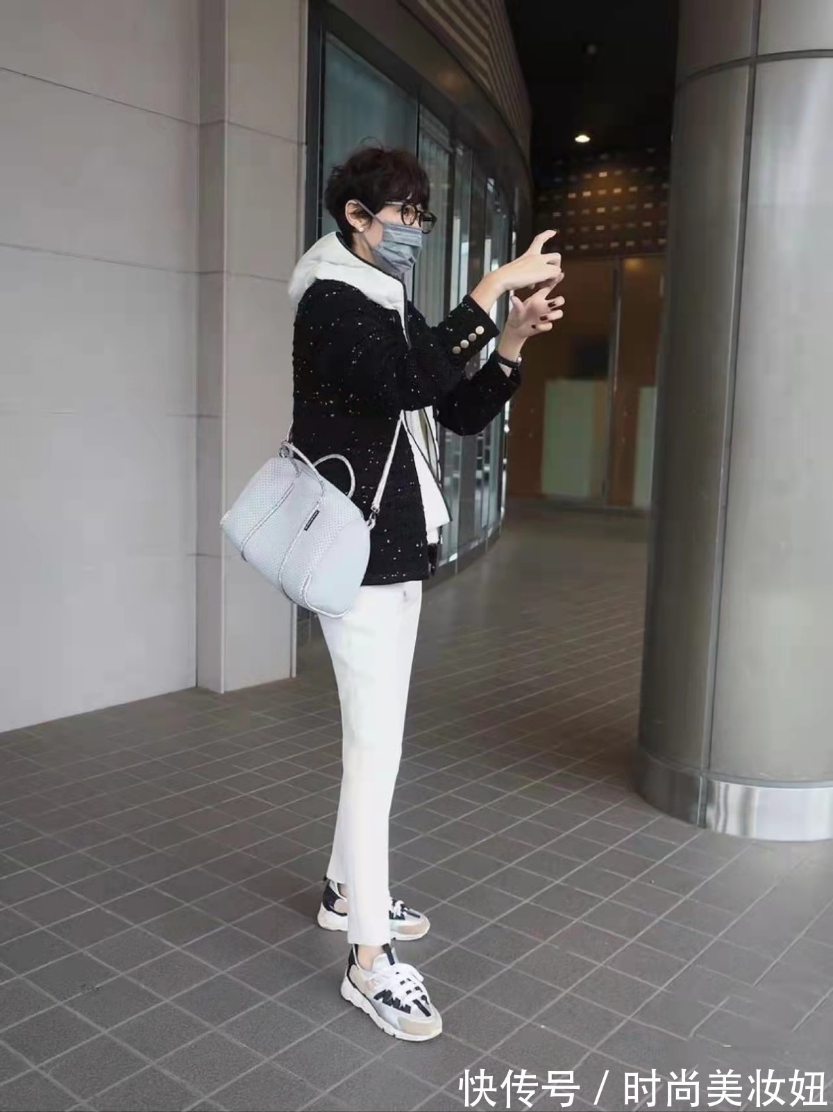 风衣 50岁女人穿衣越简单越高级,分享日本主妇穿搭,照穿优雅大气