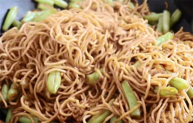 豆角焖面|豆角焖面不用出去吃,手把手教你在家做出来,一次做一大锅不够吃