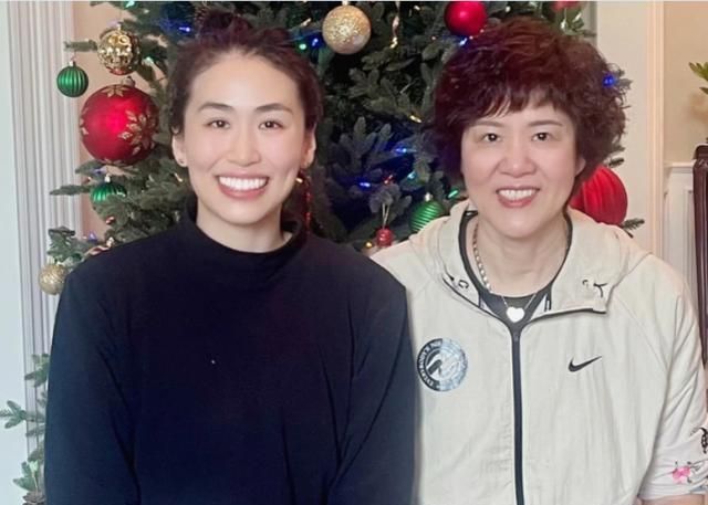 郎导|幸福!郎平61岁生日和女儿美国团聚,共进早餐有说有笑,牵爱犬散步