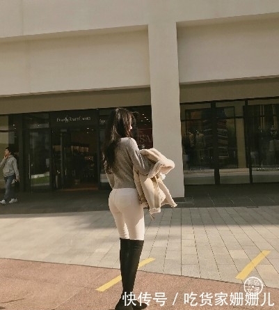 时尚|街拍:时尚长筒靴搭配性感紧身裤,尽显小姐姐凹凸有致性感身材
