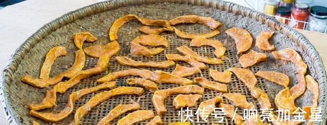 白玉粉|“秋天到,南瓜俏”,今天用南瓜做一道零食,做完以后,分分钟吃没!
