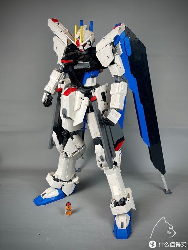 乐高零件|MOC 篇三十七：6000颗乐高零件制作的1/40自由高达 by BlacklyCat