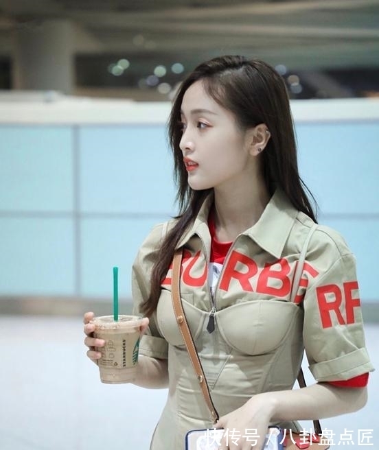 街拍|吴宣仪尴尬撞衫，内衣外穿被评输了，幸好“漫画腿”从来不输！