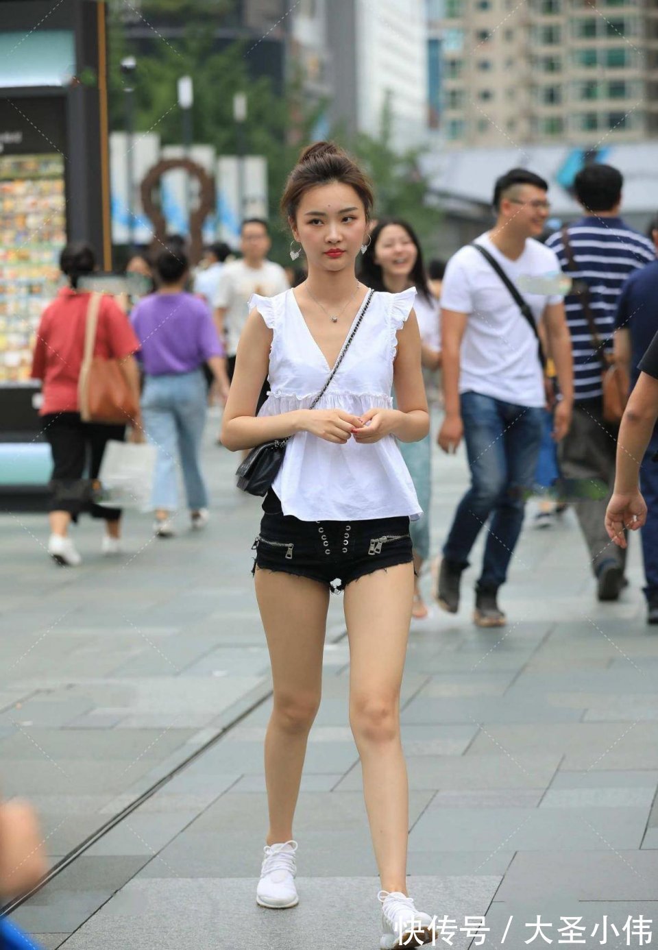 风格|美女街拍:非常美丽的北方姐姐,不仅显气质还特显优雅大方,舒适的简约风格