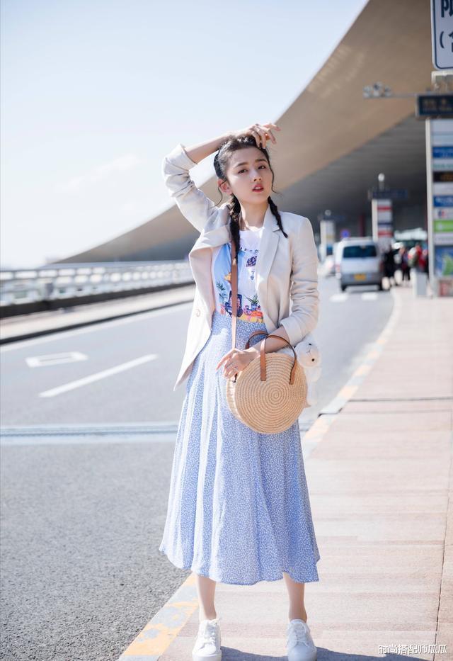 纯色半身裙退位,今夏流行这3种“半身裙”,时髦好看不出错