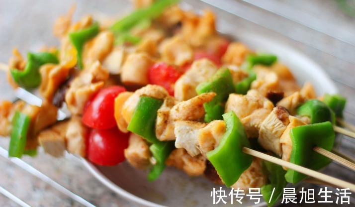 好吃|用1个彩椒加上一小块鸡胸肉，做出来的彩椒鸡肉串，低脂好吃
