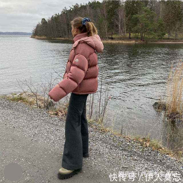 今冬穿羽绒服少配短靴,太土气建议选这4双鞋子,个性又时尚