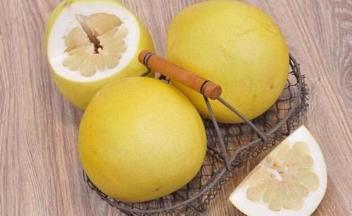 天然|柚子是“天然水果罐头”,可买红心还是白心的?别和一种物质同吃