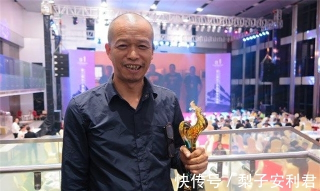 肋骨!艺术界“疯子”何云昌,取肋骨做成项链送给女友,用水泥浇筑自己