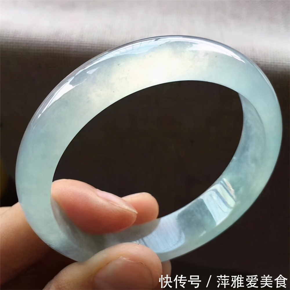 两只手|女性佩戴玉镯应该是佩戴在左手,还是右手?