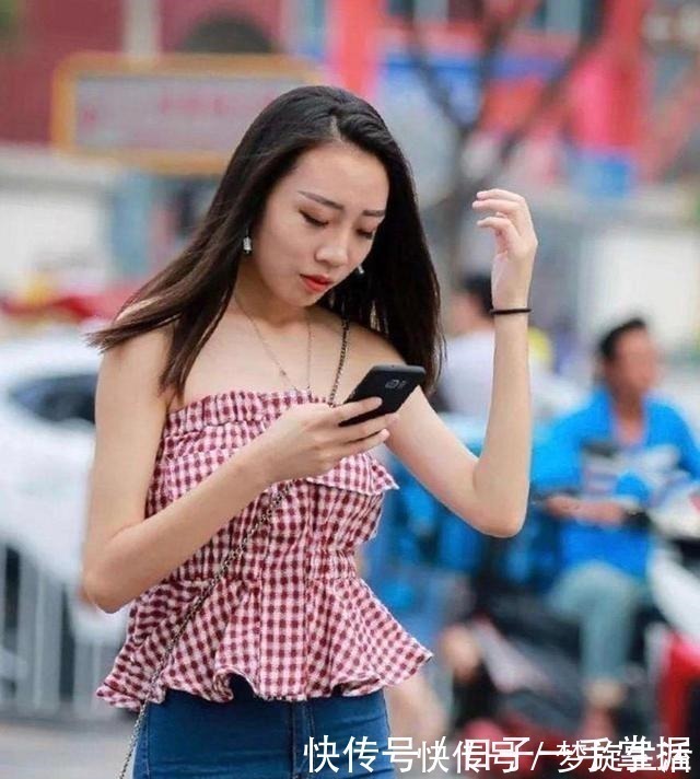 搭配 设计时尚的紧身牛仔裤,穿起来很有范儿,衬托出女性的优越身材!