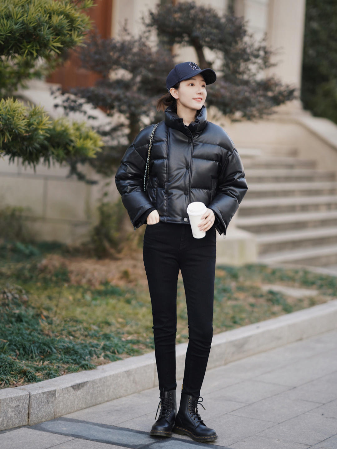 马丁靴 高质量的“皮羽绒”保暖又显贵,借鉴这些搭配,舒适优雅提气质