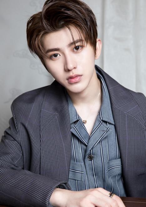 华彩少年官宣王一博,蔡徐坤粉表示不满,官方选王一博不是以学历优先