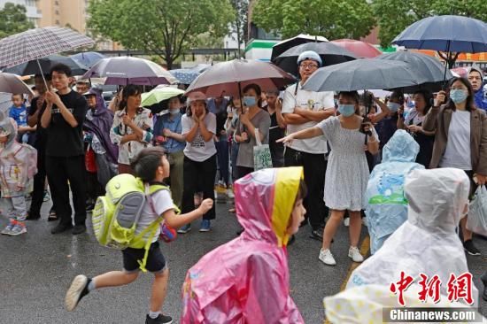 台风|上海防御台风“灿都”：上海市中小学幼儿园13日下午和14日全天停课