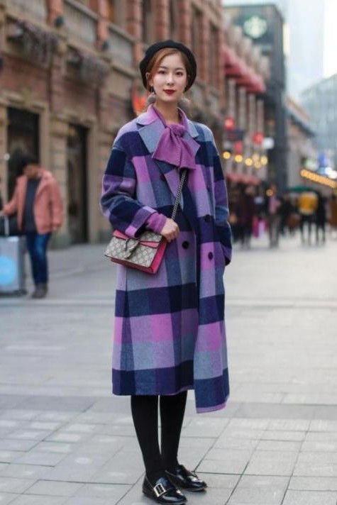 街拍:姿色天然的小姐姐,一条雪白的连衣裙,气质唯美动人