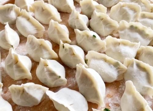 饭店的韭菜饺子为啥好吃？大厨：多加这1步，韭菜翠绿不出水