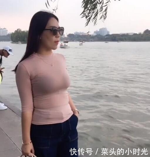 紧致时尚的牛仔裤小姐姐,好身材就是资本,真让人羡慕