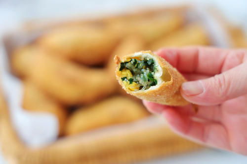 五香粉|韭菜不做韭菜盒子，试试这样做，金黄酥脆，满满的馅料，太过瘾了