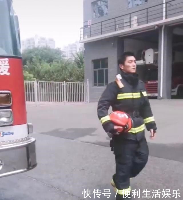 硬汉传承嗯哼剃板寸！杜江调侃有一种热叫霍思燕嫌你热