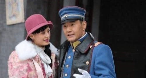 旗袍|东北一农村妇女，每天穿旗袍唱戏曲，没人知其身份，直到她拿出一张照片