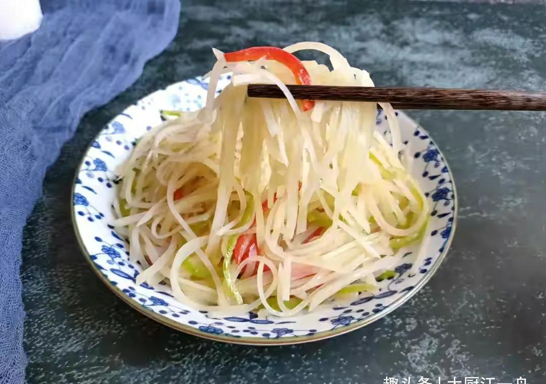 酸辣土豆丝|家里老保姆教我，炒土豆丝的3个诀窍，土豆不坨不粘锅，你不学吗