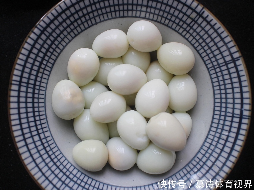 鹌鹑蛋别再卤着吃了,教你新做法,一口一个,比吃肉还过瘾