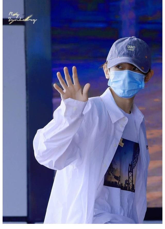 合照|《奇藝劇本鯊》殺青，王源在合照中存在亮眼，而橫幅口號(hào)土氣滿滿