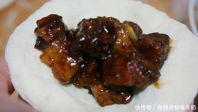 锅中|酱肉包子,整粒的肉丁,嚼起来真带劲