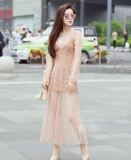 街拍：清新时尚的气质美女，柔美大方的连衣裙帅气大方，简约时尚