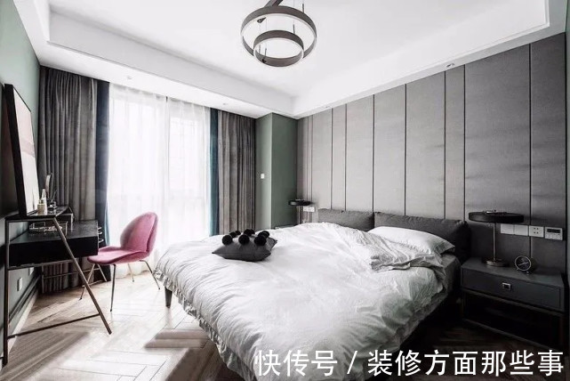 一家人|143平现代风四居室，一家人在客厅和谐互动，真的超级有爱