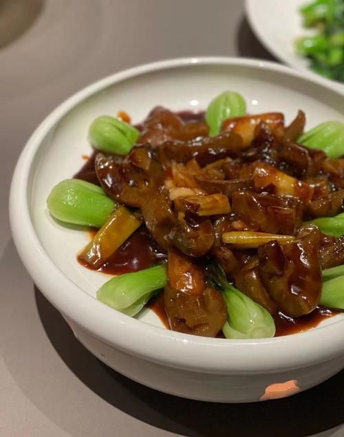 创意虾籽豆腐烩龙虾油条脆，私房牛肉妈妈脆炒肚带你穿越回民国宴