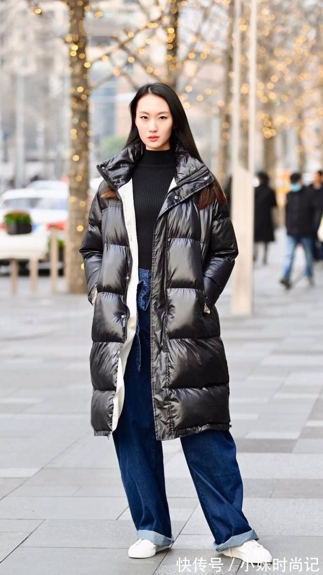 小姐姐|街拍:时尚姐妹花,牛仔裤与连衣裙各显风姿,时尚又显清纯气质