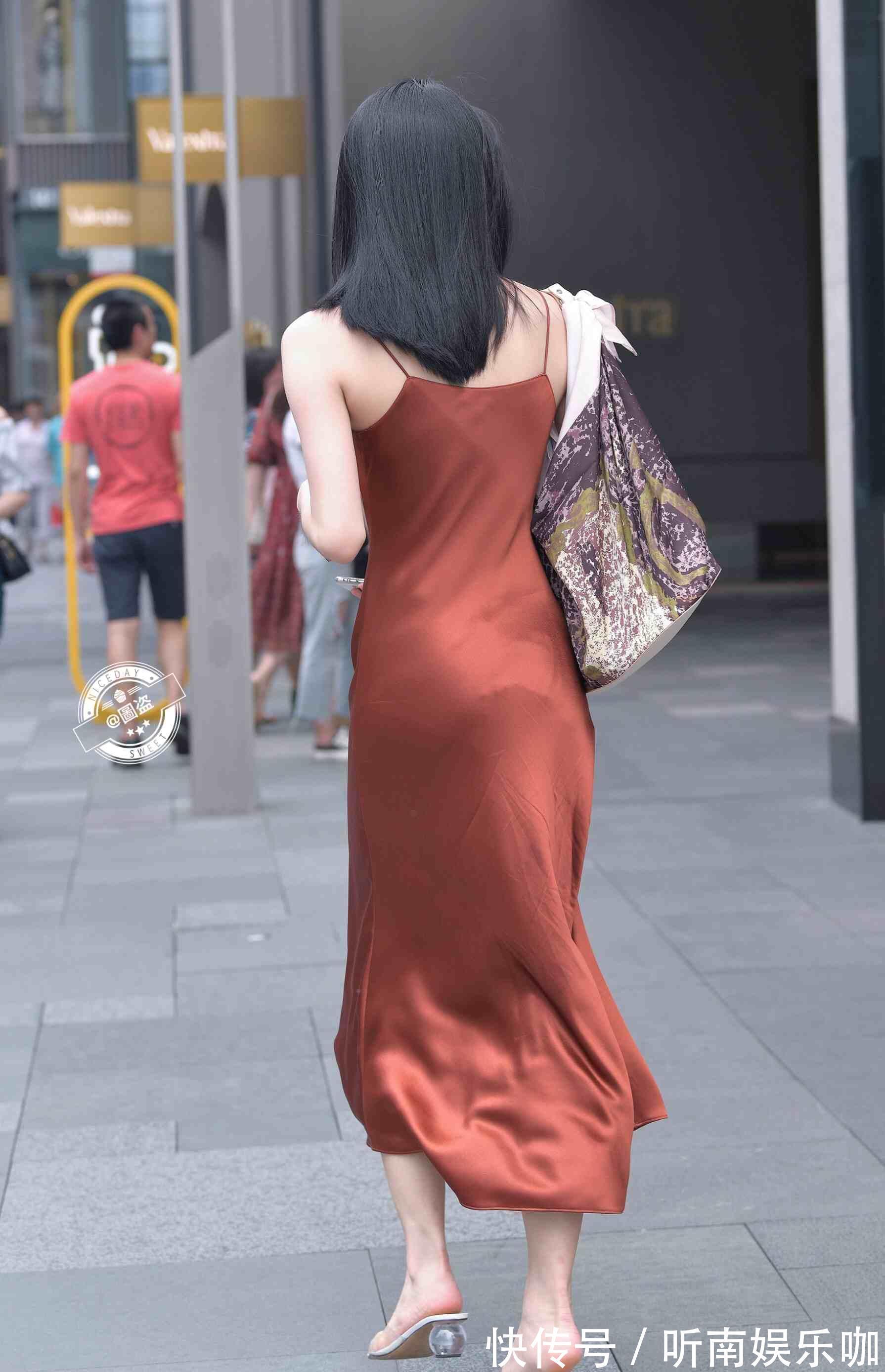 美女 “胯大”的连衣裙美女,休闲还减龄,优雅浪漫