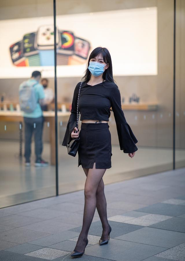 小姐姐|小黑裙，修身显瘦又时髦，搭配黑色上衣，显气质又耐看