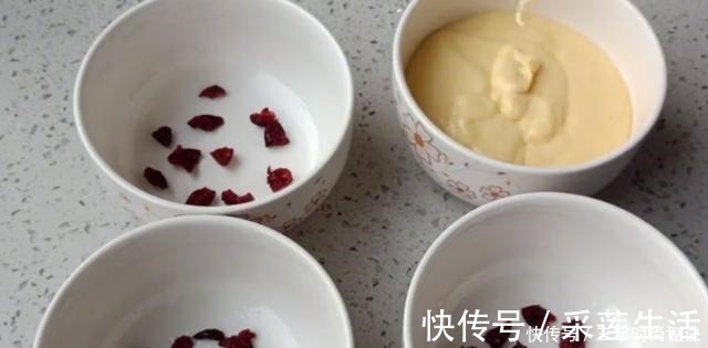 面糊|一碗玉米面两个鸡蛋，简单一搅，放锅里一蒸，比蛋糕还好吃