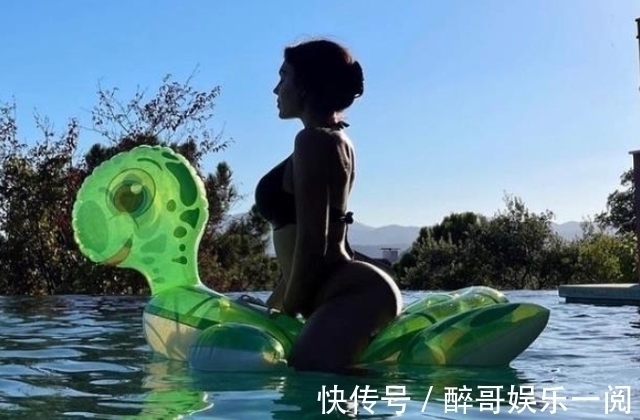 公开恋情|C罗女友晒游泳照,侧身坐乌龟游泳圈秀曲线,泳池中倒影引人遐想