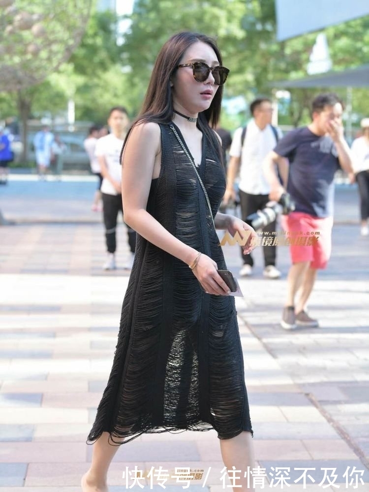 连衣裙|街拍:小姐姐穿黑色连衣裙远看很有气质,走近一看怎么都破了?