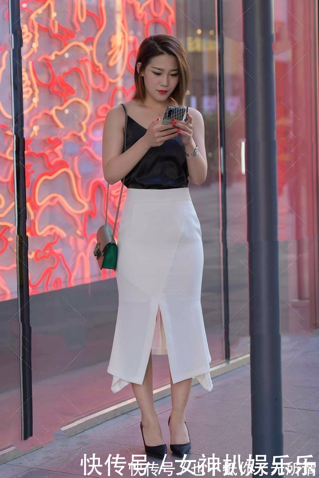 开衩|偶尔尝试一下别样穿搭，开衩半身裙，成熟不失一丝性感！