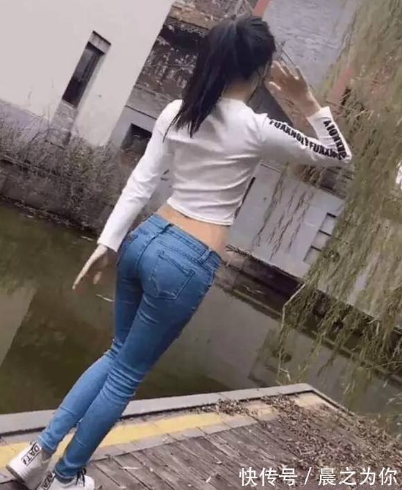 紧身牛仔裤 -摩登范十足的牛仔裤美女,甜美漂亮,特别招人喜欢!