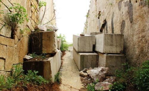 答案|盗墓贼未动塞石,龟山2号墓为何空空如也?专家:答案就在塞石上