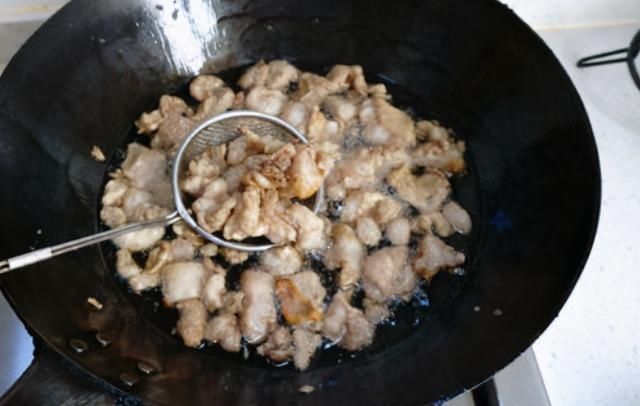 好吃|熬猪油时,多放“2个料”,猪油熬好又白又香,没腥味炒菜好吃