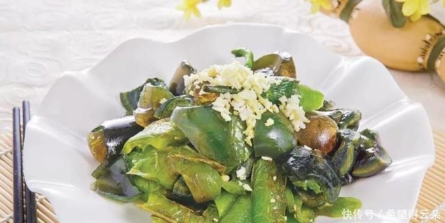 擂辣椒皮蛋,口感绵软细化,味道香辣无敌