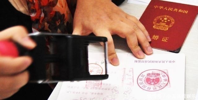 真的爱你|房产证上的名字怎么写？专家：尽量别“同时”写夫妻双方的名字