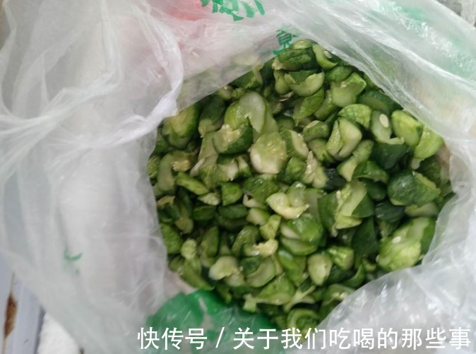 黄瓜|夏季黄瓜1块钱1斤,买上30斤冻起来,脆爽有嚼劲,凉拌炒肉都好吃