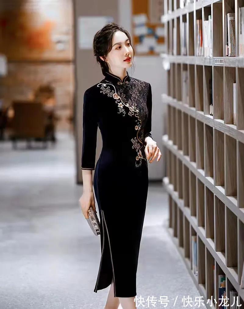 旗袍|小姐姐身穿黑色丝绒旗袍,搭配一双黑色高跟鞋,看上去时尚又优雅