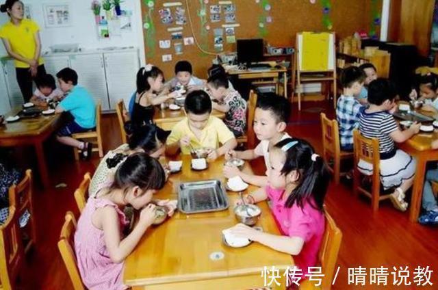 午餐|宝妈“突袭”幼儿园,拍下午餐照直接转学,其他家长看后坐不住了